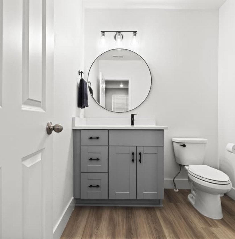 bahtroom single mirror